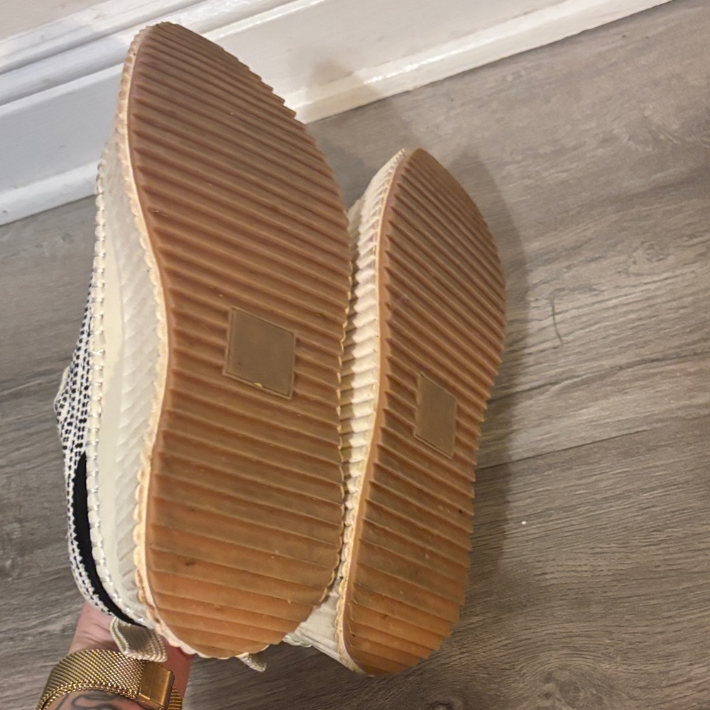 Dolce Vita Cream & Black Dannis Sneakers - Picture 4 of 6